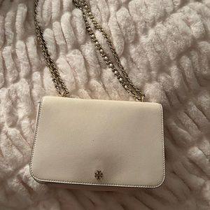 Tory Burch white leather adjustable shoulder bag. Magnetic closure.